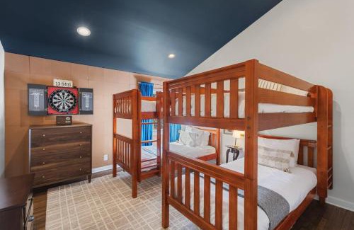 Greenwood Casa | Rustic plus Western - Walk to Bars, Coffee and Restaurants