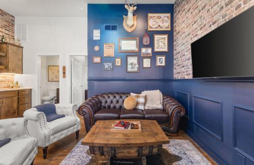 Greenwood Casa | Rustic plus Western - Walk to Bars, Coffee and Restaurants