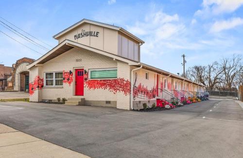 Greenwood Casa | Rustic plus Western - Walk to Bars, Coffee and Restaurants