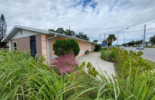 Tropic Apartamento | Rustic private apt. "zen" @ Eau Gallie Downtown & 5 minutes Melbourne Beach