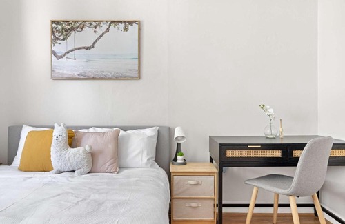 Glebe Casa | Rustic Queen Room in Glebe - Next to USYD - Shared Bathroom