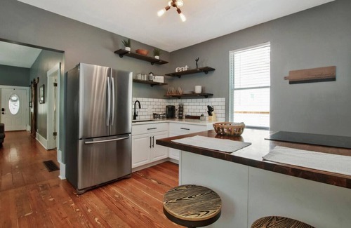 Wichita Casa | Rustic Retreat - Cute and Cozy! King! Centrally located