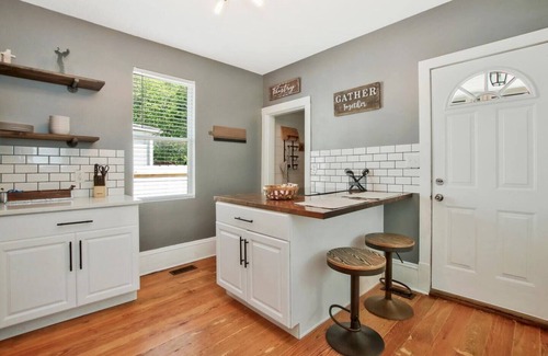 Wichita Casa | Rustic Retreat - Cute and Cozy! King! Centrally located