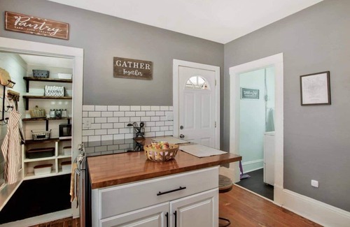 Wichita Casa | Rustic Retreat - Cute and Cozy! King! Centrally located