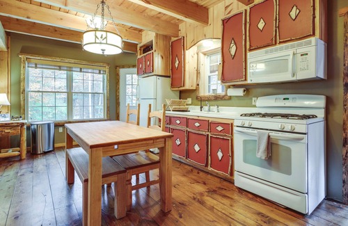 Gloversville Cabina | Rustic Retreat: Walk to Great Sacandaga Lake!