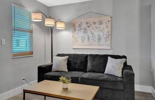 Poinciana Park Apartamento | Rustic Retreats Beachy 1BR for 4 guests in the heart of Fort Lauderdale