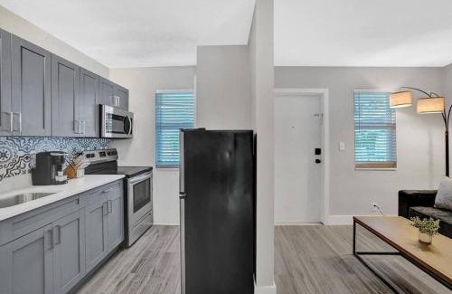 Poinciana Park Apartamento | Rustic Retreats Beachy 1BR for 4 guests in the heart of Fort Lauderdale