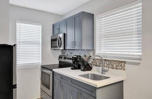 Poinciana Park Apartamento | Rustic Retreats Beachy 1BR for 4 guests in the heart of Fort Lauderdale