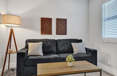 Poinciana Park Apartamento | Rustic Retreats Beachy 1BR for 4 guests in the heart of Fort Lauderdale
