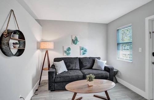 Poinciana Park Apartamento | Rustic Retreats Beachy 1BR for 4 guests in the heart of Fort Lauderdale