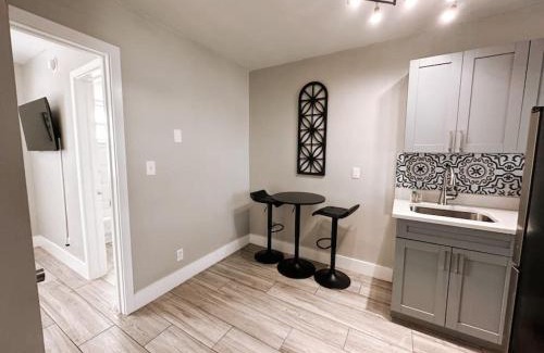 Poinciana Park Apartamento | Rustic Retreats Cozy 1BR For 4 Guests Minutes From Las Olas
