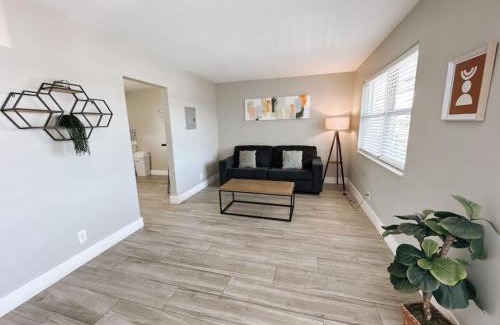 Poinciana Park Apartamento | Rustic Retreats Cozy 2BR for 6 guests minutes from Las Olas