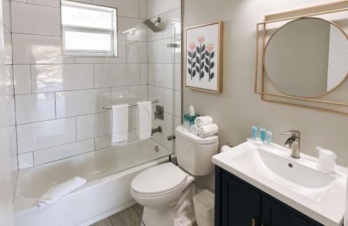 Poinciana Park Apartamento | Rustic Retreats Cozy 2BR for 6 guests minutes from Las Olas
