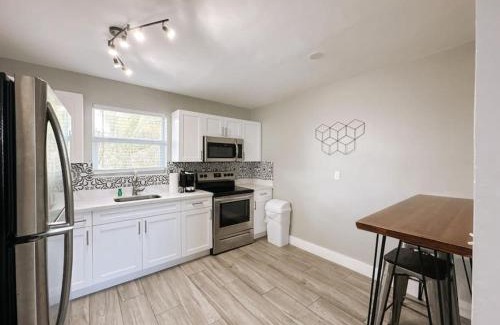 Poinciana Park Apartamento | Rustic Retreats Cozy 2BR for 6 guests minutes from Las Olas