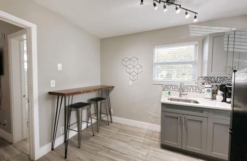 Poinciana Park Apartamento | Rustic Retreats Cozy 1BR for 4 guests minutes from Las Olas
