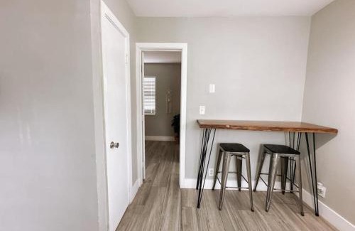 Poinciana Park Apartamento | Rustic Retreats Cozy 1BR for 4 guests minutes from Las Olas