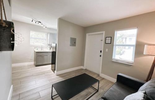 Poinciana Park Apartamento | Rustic Retreats Cozy 1BR for 4 guests minutes from Las Olas