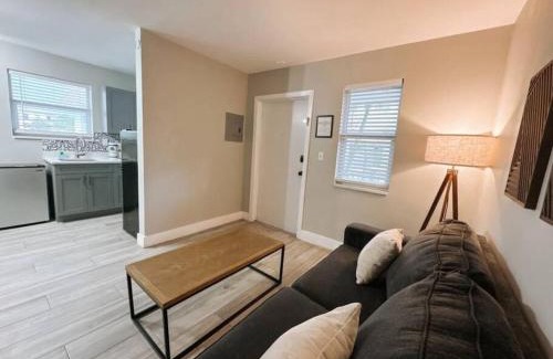 Poinciana Park Apartamento | Rustic Retreats Modern 1BR for 4 guests in the heart of Fort Lauderdale