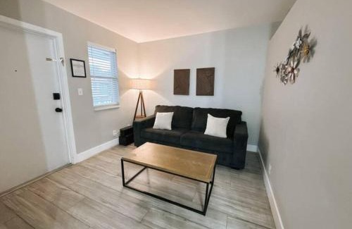 Poinciana Park Apartamento | Rustic Retreats Modern 1BR for 4 guests in the heart of Fort Lauderdale