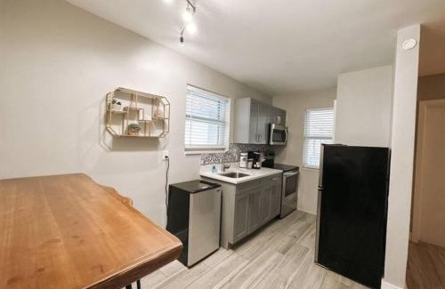 Poinciana Park Apartamento | Rustic Retreats Modern 1BR for 4 guests in the heart of Fort Lauderdale