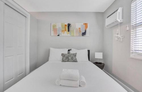 Poinciana Park Apartamento | Rustic Retreats Modern 1BR for 4 guests in the heart of Fort Lauderdale