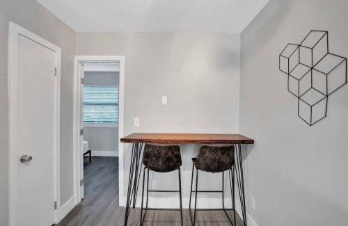 Poinciana Park Apartamento | Rustic Retreats Modern 1BR for 4 guests in the heart of Fort Lauderdale