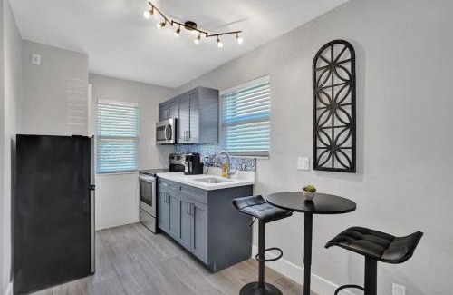 Poinciana Park Apartamento | Rustic Retreats Spacious 1BR For 4 guests In The Heart of Fort Lauderdale
