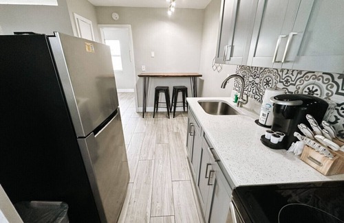 Poinciana Park Apartamento | Rustic Retreats: Beachy 1BR for 4 guests in the heart of Fort Lauderdale