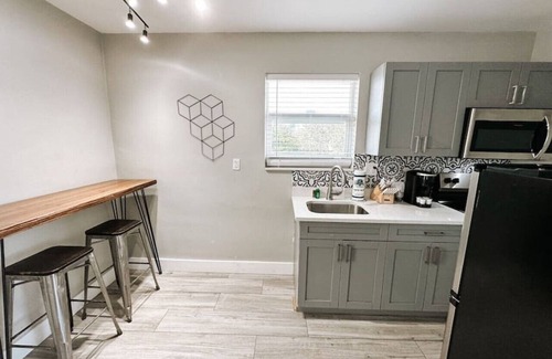 Poinciana Park Apartamento | Rustic Retreats: 1BR for 4 guests minutes from Las Olas