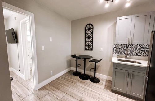 Poinciana Park Apartamento | Rustic Retreats: Beachy 1BR in the heart of Fort Lauderdale