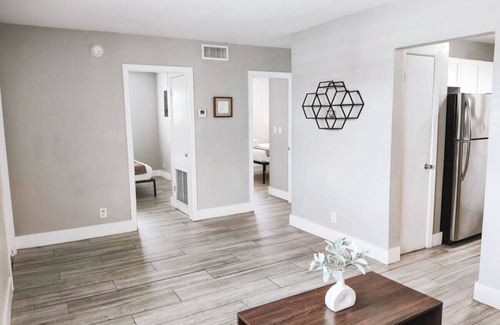 Poinciana Park Apartamento | Rustic Retreats: 2BR for 6 guests minutes from Las Olas