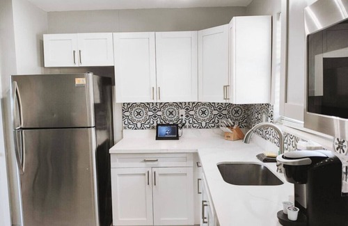 Poinciana Park Apartamento | Rustic Retreats: 2BR for 6 guests minutes from Las Olas