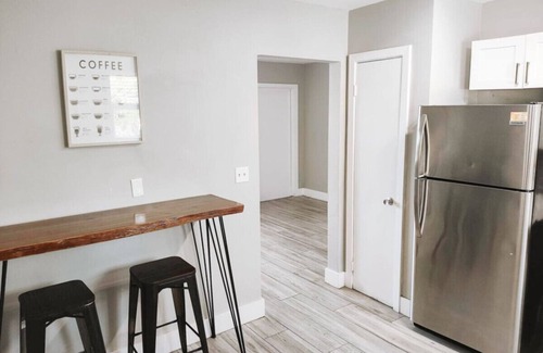 Poinciana Park Apartamento | Rustic Retreats: 2BR for 6 guests minutes from Las Olas