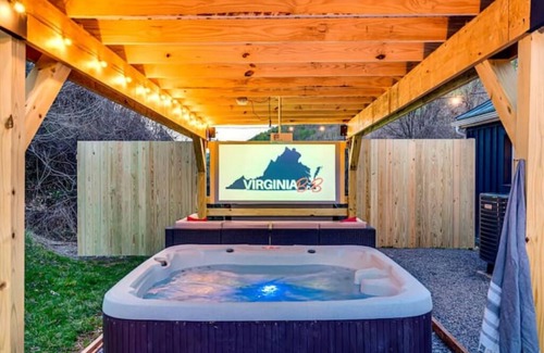Stanley Cabina | Rustic Ridge Hot Tub Outdoor theater EVChrg Arcade