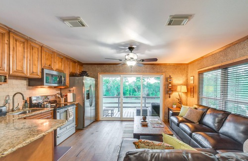Waco Apartamento | Rustic River Cabin w/ Dock + Covered Deck!