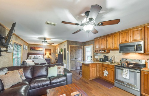 Waco Apartamento | Rustic River Cabin w/ Dock + Covered Deck!