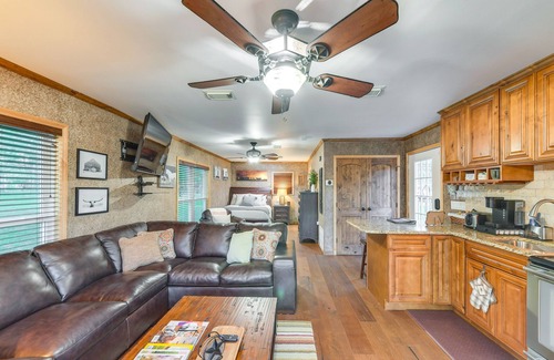 Waco Apartamento | Rustic River Cabin w/ Dock + Covered Deck!