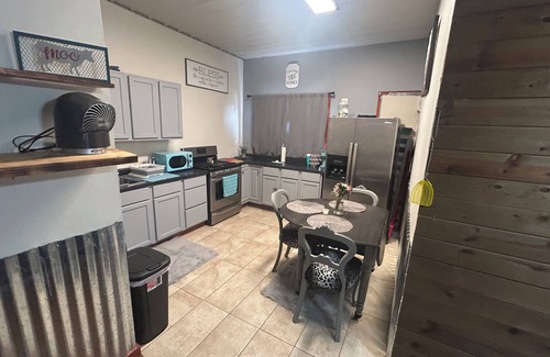 Lincoln County Apartamento | Rustic River Retreat. River access Nature,Highland cows, horses, trails hot tub