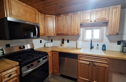 Maple View Casa | Rustic Riverside Charm and Exclusive Fishing Access!