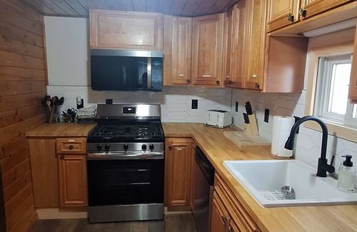 Maple View Casa | Rustic Riverside Charm and Exclusive Fishing Access!