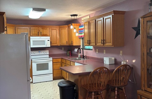 Urbana Casa | Rustic Roost Retreat, petfriendly, small town, lake river conservation area near
