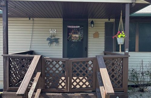 Urbana Casa | Rustic Roost Retreat, petfriendly, small town, lake river conservation area near