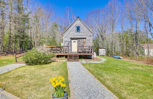 Searsport Casa | Rustic Searsport Cabin Loft and Sunroom on 10 Acres