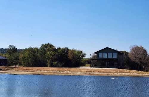 Graford Cabina | Rustic Secluded Getaway – 3BR Cabin with Private Pond, Near Possum Kingdom Lake