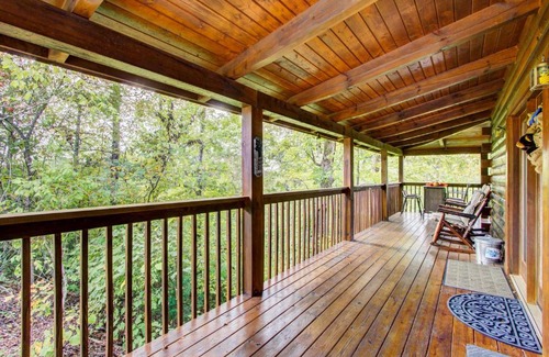 Sevierville Casa | Rustic Sevierville Cabin with Covered Porch!