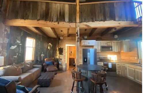 Lewistown Cabina | Rustic Silo Home, Huge Shower, Kitchen, Grill, Fire pit and Sunsets.