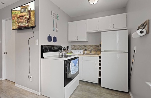 Aurora Apartamento | Rustic Spacious Studio/Aurora area/Sleeps 2/Pet Friendly/FREE WI-FI & Parking