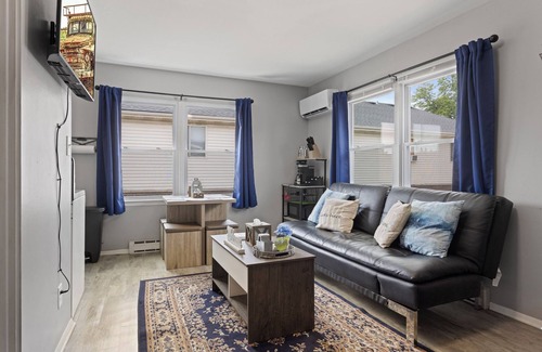 Aurora Apartamento | Rustic Spacious Studio/Aurora area/Sleeps 2/Pet Friendly/FREE WI-FI & Parking