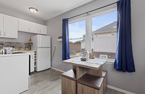 Aurora Apartamento | Rustic Spacious Studio/Aurora area/Sleeps 2/Pet Friendly/FREE WI-FI & Parking