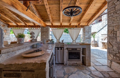 Marcana Casa | Rustic stone holiday house with pool